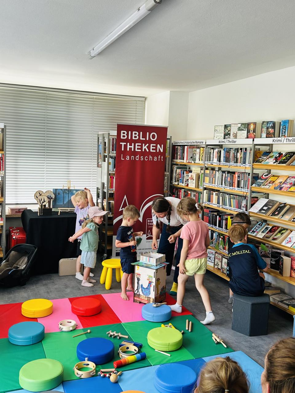 Die Kinder bereiten alles für das Bilderbucherlebnis mit Martina Kasmanhuber vor
