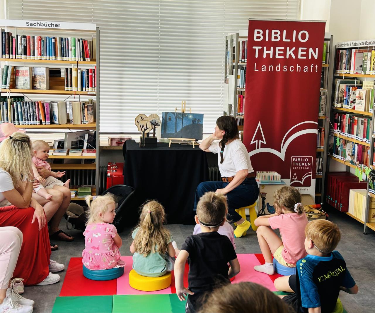 Die Kinder hören der Geschichte zu