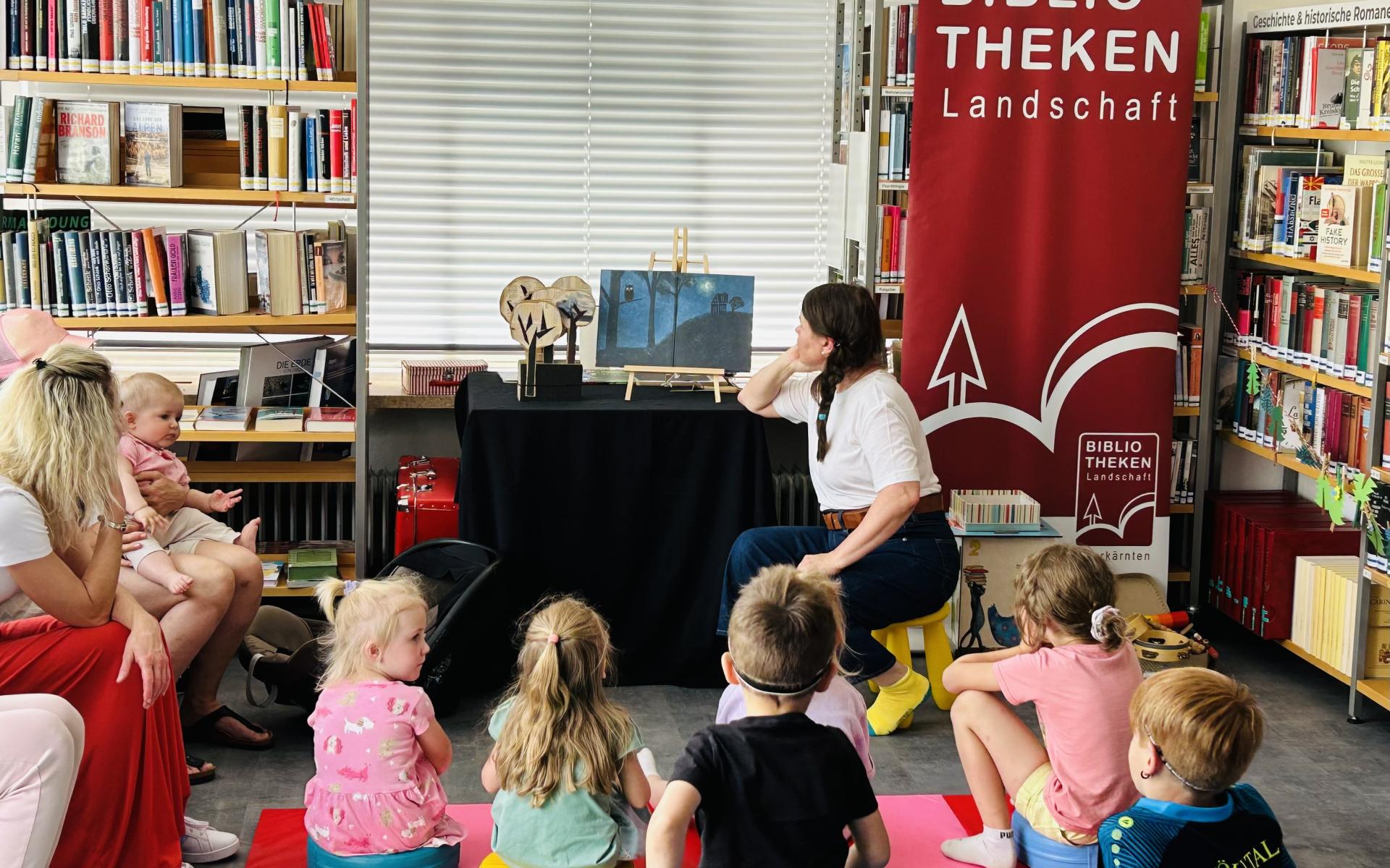 Die Kinder hören der Geschichte zu