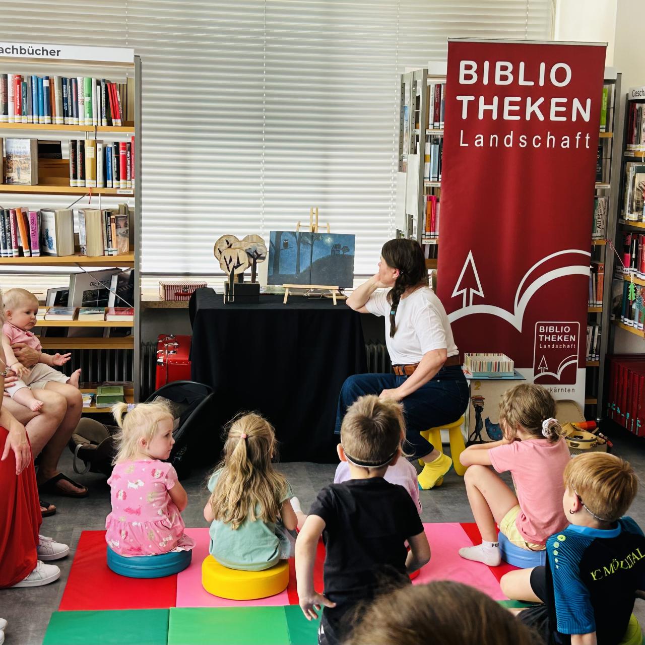 Die Kinder hören der Geschichte zu